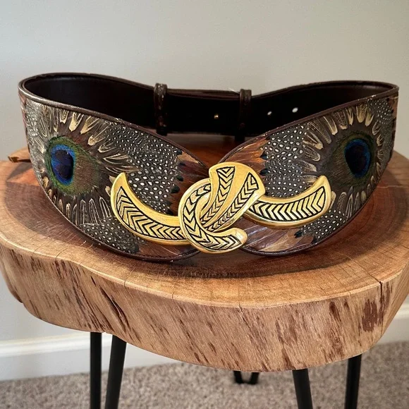 Insane vintage belt! Peacock feathers and gold colored clasp. Adjustable size - Picture 1 of 8